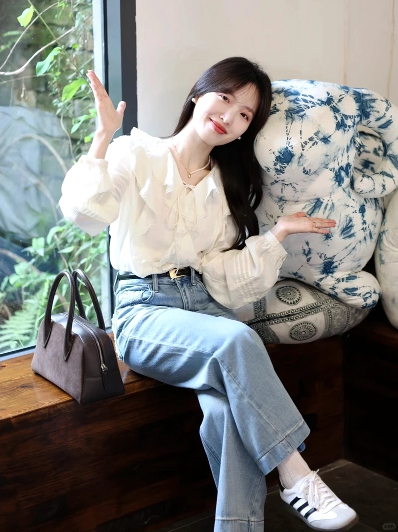 Gái mặc sơ mi trắng dễ thương nhẹ nhàng và tinh nghịch