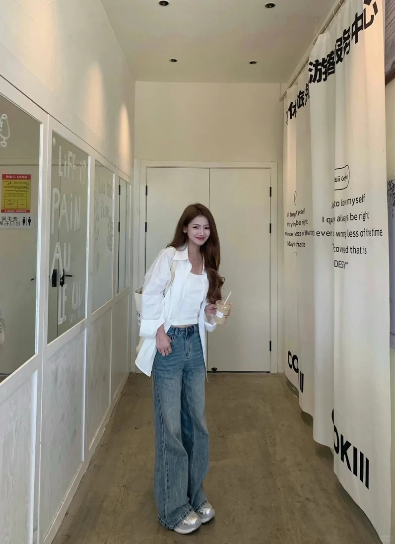 Gái mặc sơ mi trắng tạo dáng tự tin
