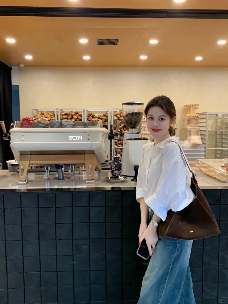 Gái mặc sơ mi trắng xinh xắn khiến mọi ánh mắt phải ngoái nhìn