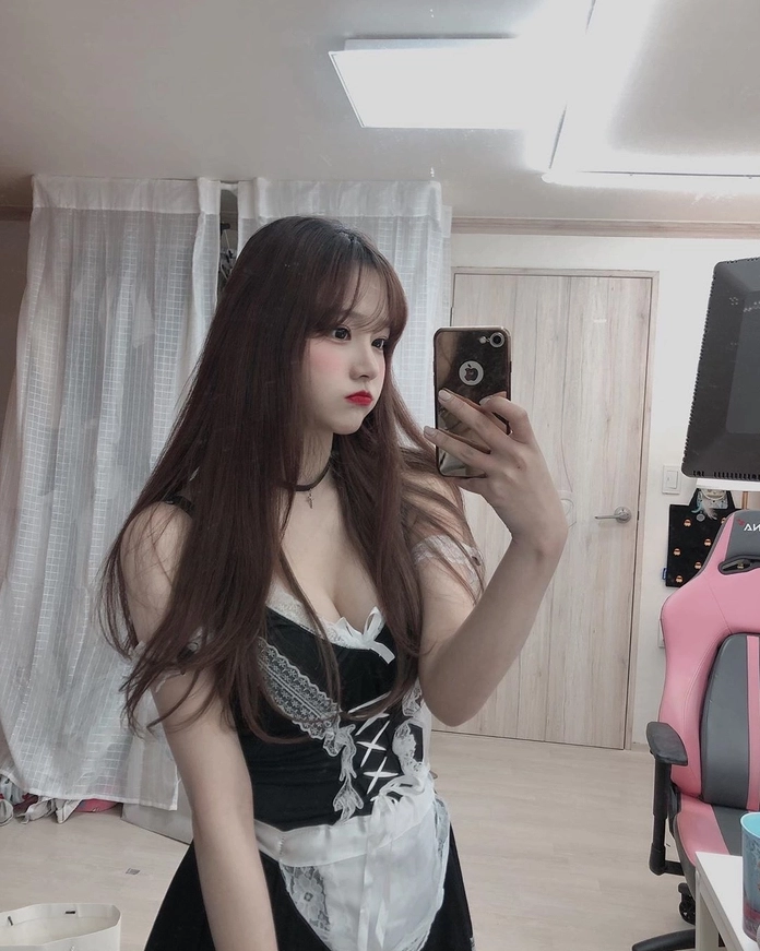 Gái xinh cosplay hầu gái phong thái tự tin và cuốn hút