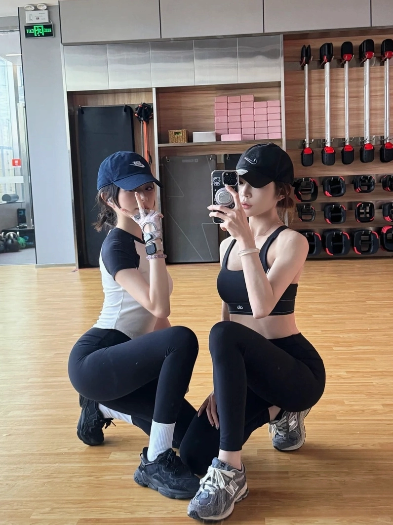 Gái xinh gym khoe dáng săn chắc đầy lôi cuốn