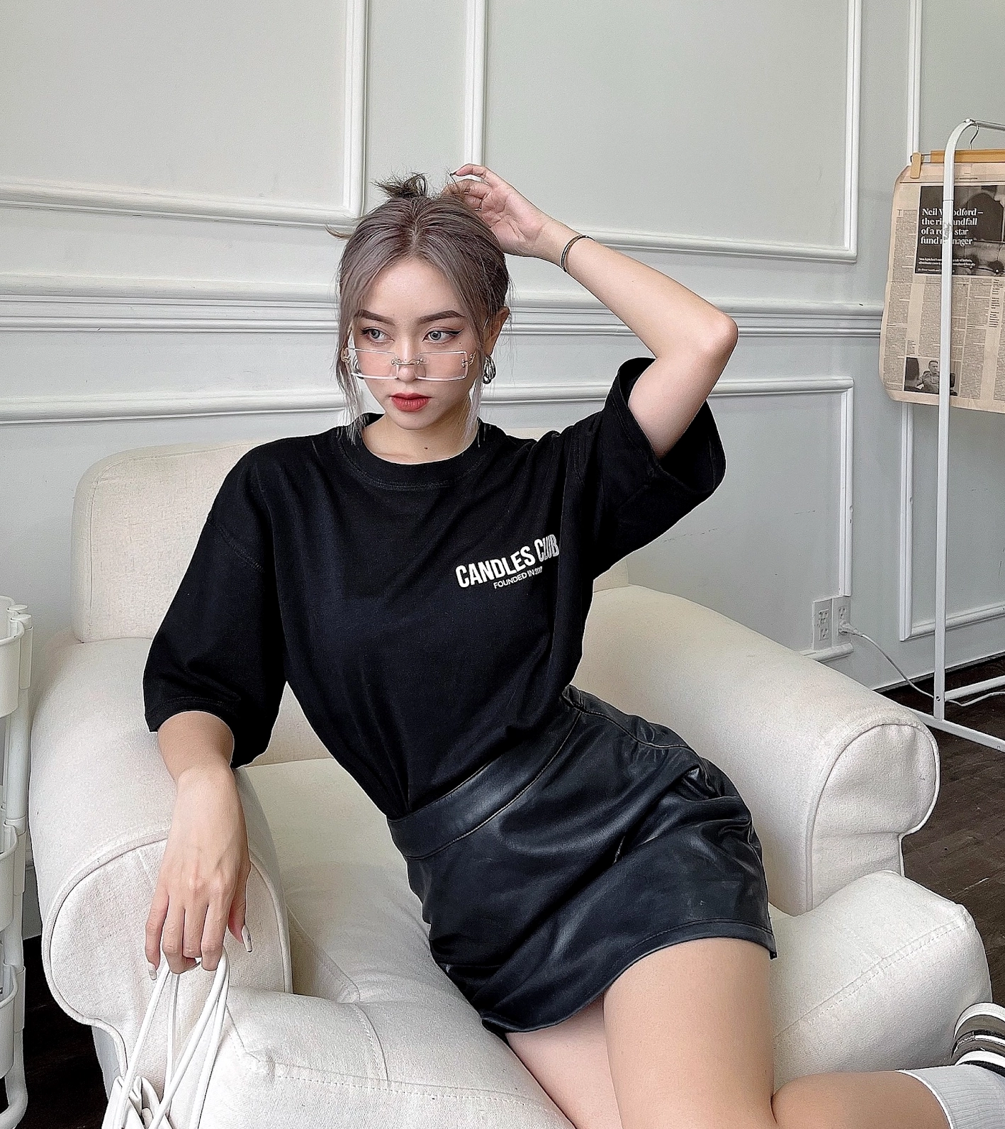 Gái xinh mặc áo rộng biến hóa thành fashionista thực thụ với chân váy da sành điệu