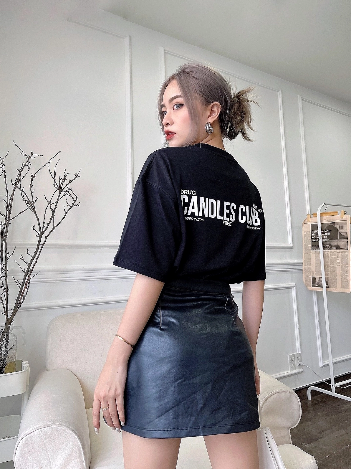 Gái xinh mặc áo rộng pose dáng cực xinh cùng chân váy da sang chảnh