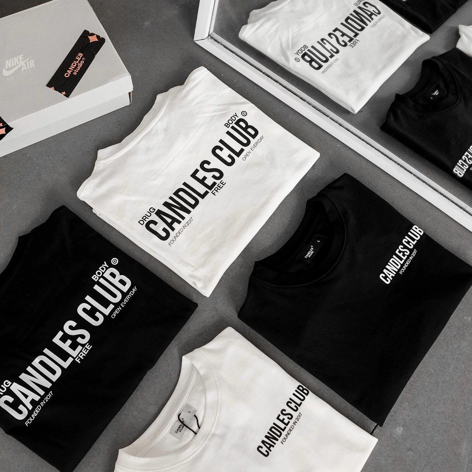 Gái xinh mặc áo rộng với đa dạng màu sắc áo phông rực rỡ tươi sáng