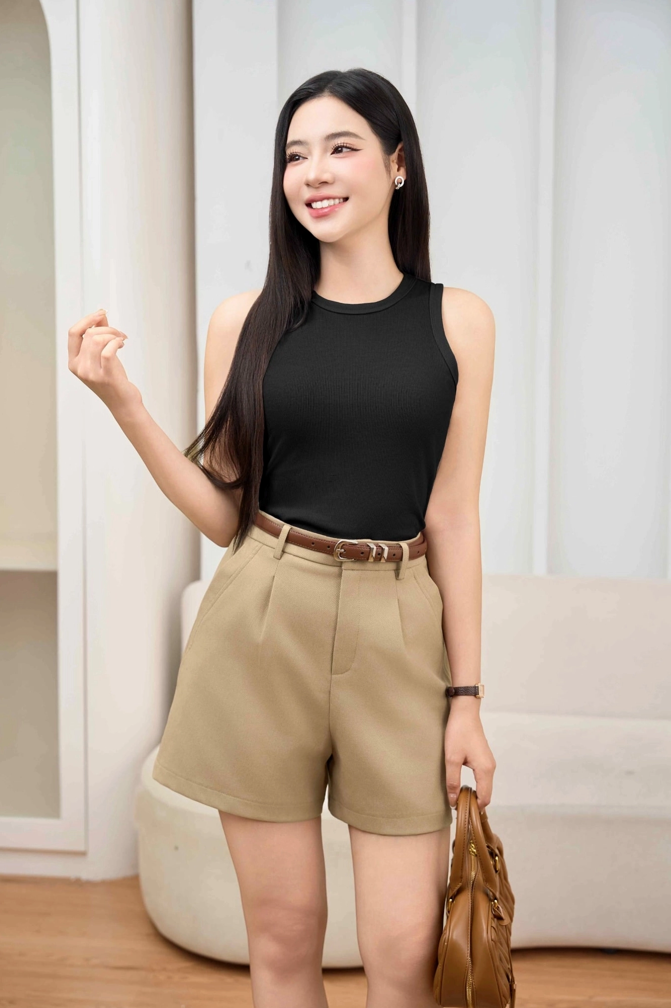 Gái xinh mặc áo sát nách phối layer áo rộng sành điệu bắt kịp xu hướng