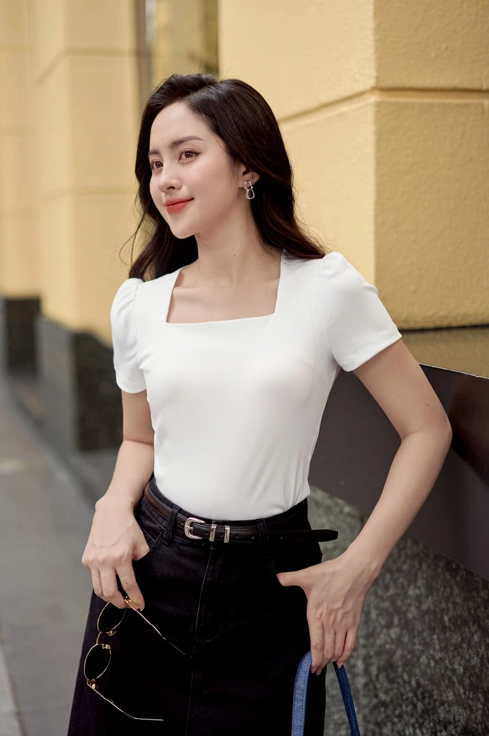 Gái xinh mặc áo thun cổ vuông form rộng khoe trọn xương quai xanh quyến rũ