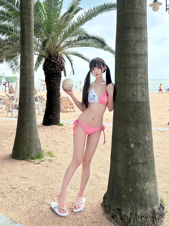 Gái xinh mặc bikini hai mảnh cực kỳ thu hút