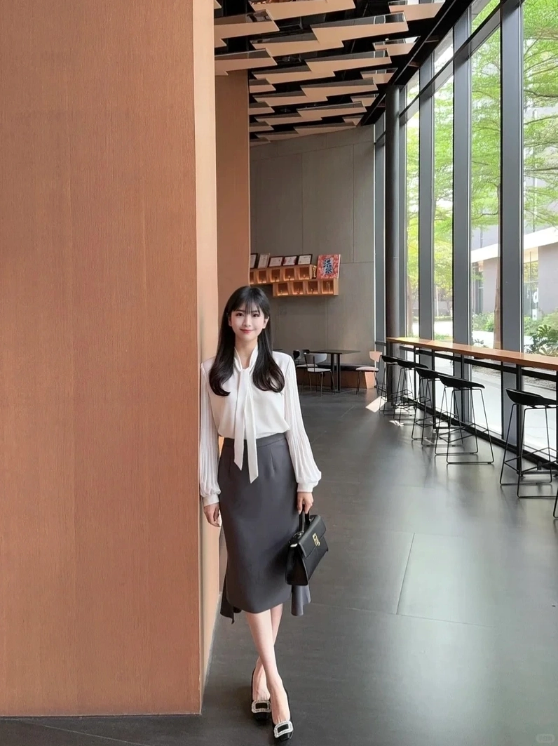 Gái xinh mặc đồ công sở lịch sự chuẩn mực nhưng vẫn cuốn hút