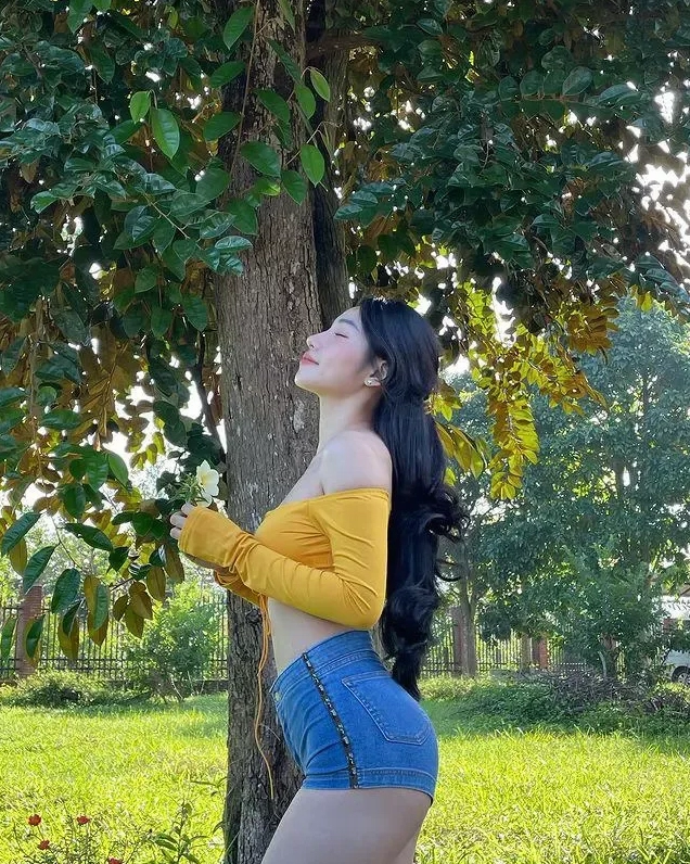 Gái xinh mặc quần jeans ôm sát tôn dáng thể hiện nét đẹp quyến rũ cuốn hút