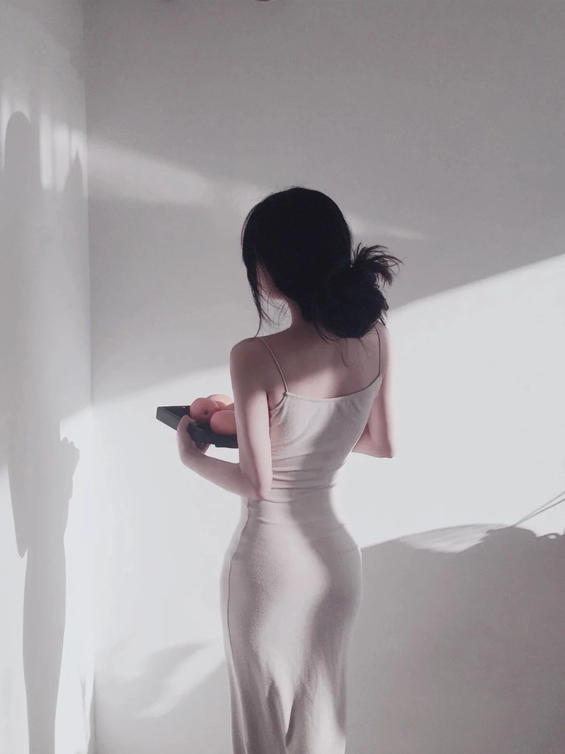 Gái xinh mặc váy body cuốn hút với đường cong hoàn hảo