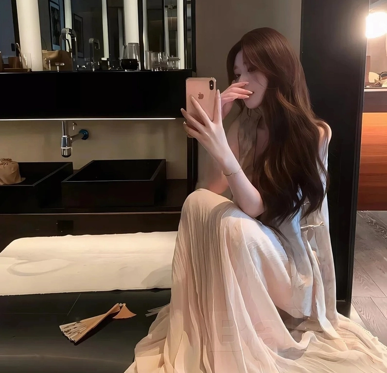 Gái xinh mặc váy dài dịu dàng thướt tha