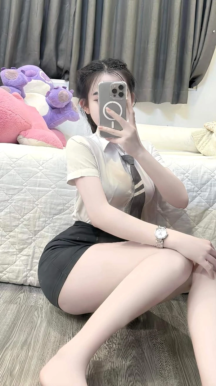 Gái xinh mặc váy ngắn chân dài cuốn hút người xem