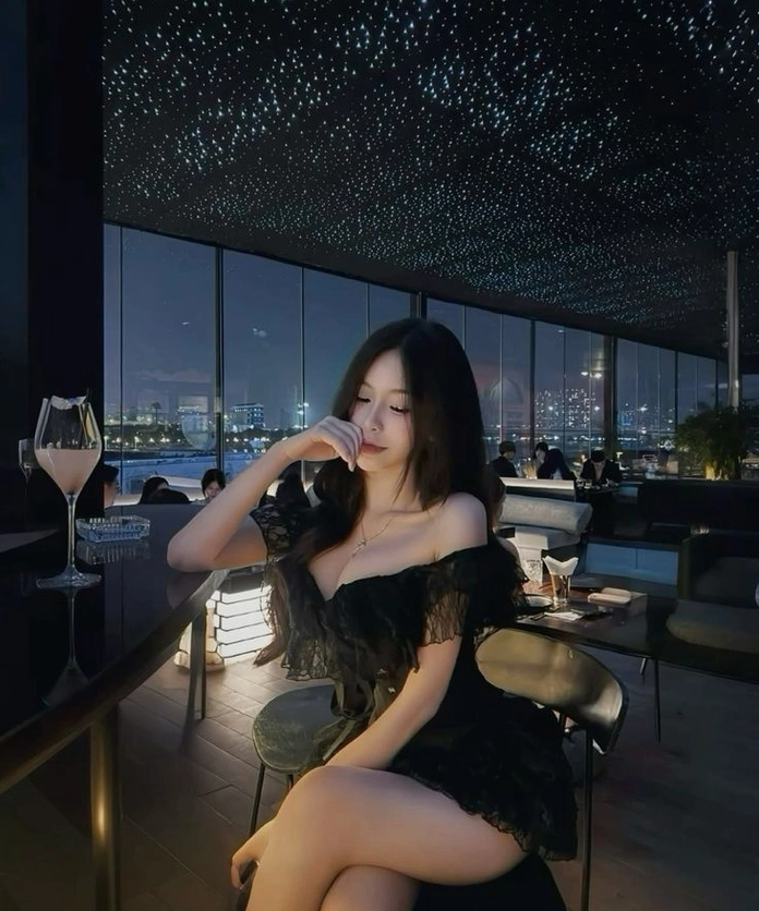 Gái xinh mặc váy ngắn đen cá tính đầy lôi cuốn