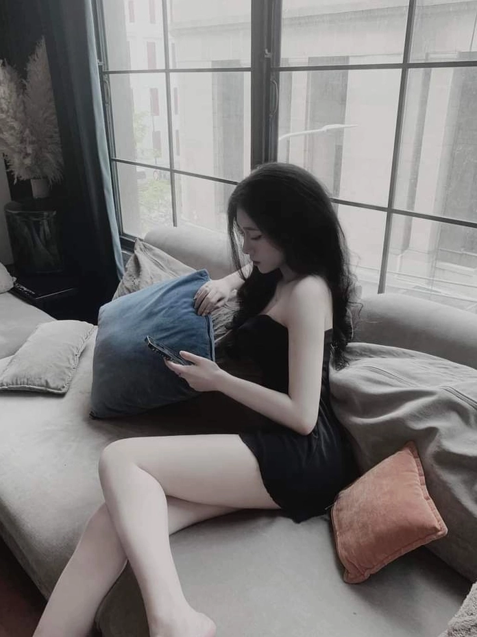 Gái xinh mặc váy ngắn đen phối đồ tinh tế hút hồn