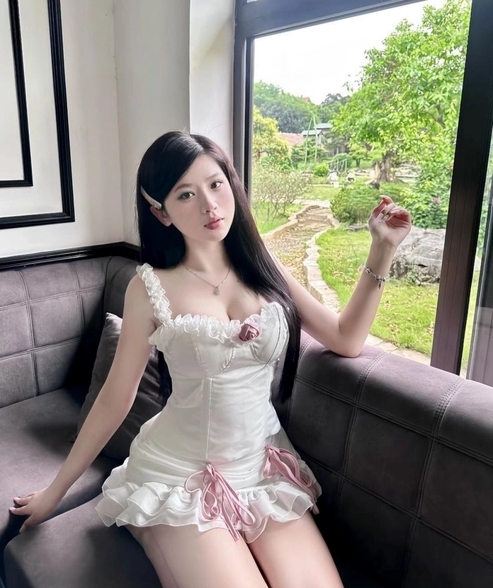 Gái xinh mặc váy ngắn Việt Nam duyên dáng dịu dàng