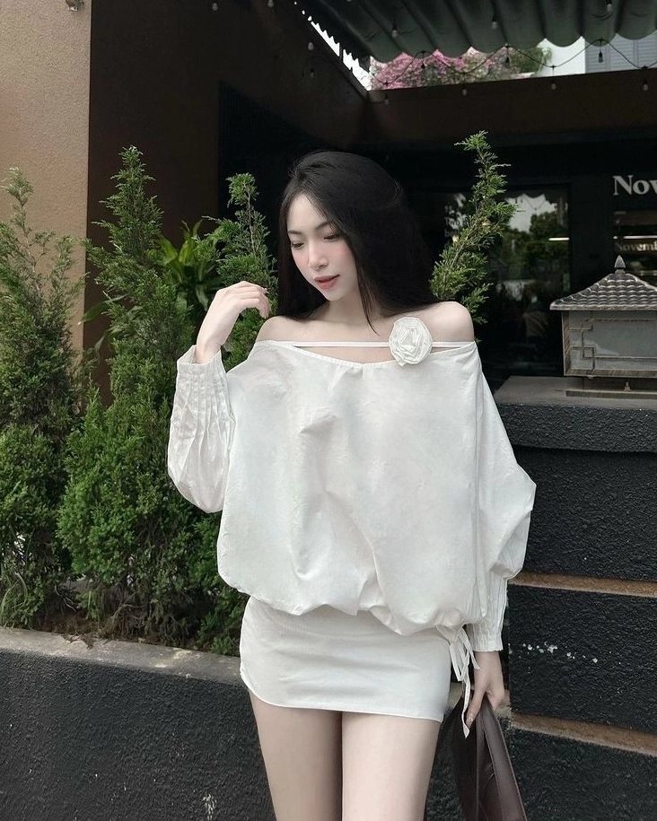 Gái xinh mặc váy trắng che mặt đầy bí ẩn