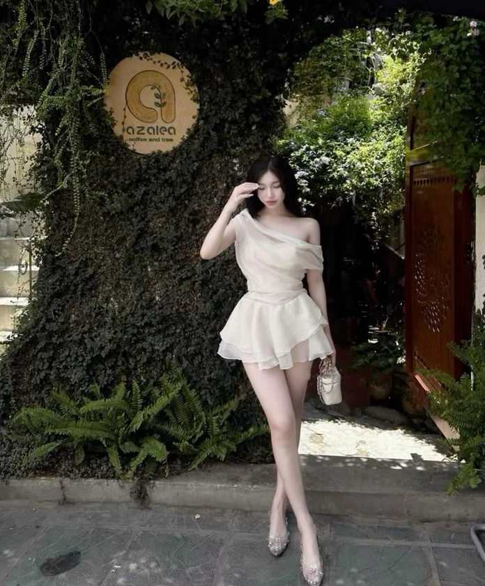 Gái xinh mặc váy trắng ngắn tinh khôi đầy sức sống