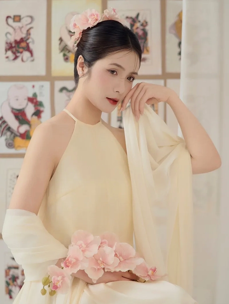 Bộ sưu tập ảnh gái xinh mặc áo yếm quyến rũ vạn người mê 3 Gái xinh mặc yếm tạo dáng rạng rỡ bên hồ sen rực rỡ