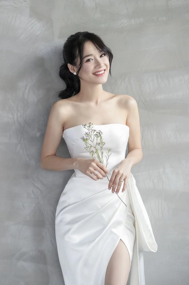 Gái xinh nhảy múa trong chiếc váy ngắn đầy sức sống