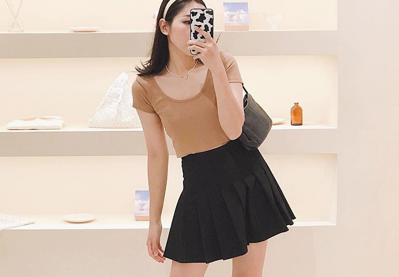 Ngắm trọn bộ 30 ảnh gái xinh mặc váy ngắn đen gợi cảm cuốn hút 27 Gái xinh pose dáng điệu đà trước gương