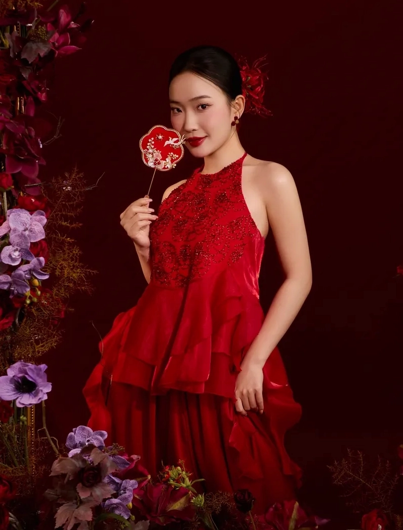Bộ sưu tập ảnh gái xinh mặc áo yếm quyến rũ vạn người mê 9 Gái xinh tạo dáng tinh tế trong trang phục áo yếm tại không gian studio