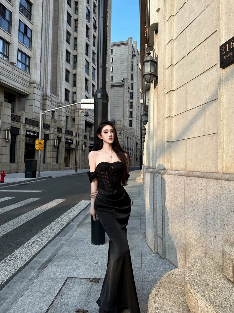 Gái xinh thả dáng đầy gợi cảm trong bộ váy lộng lẫy