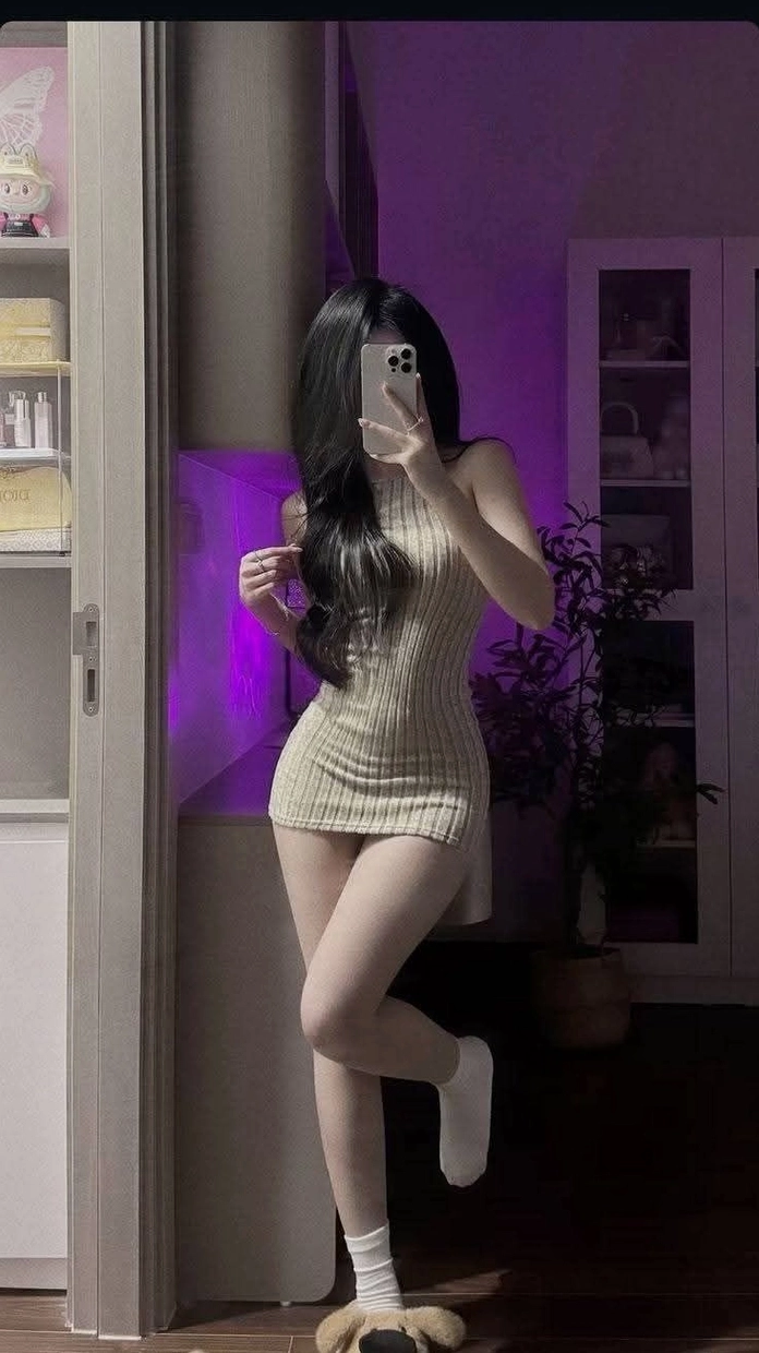 Gái xinh TikTok mặc váy ngắn nhảy lắc hông cuốn hút