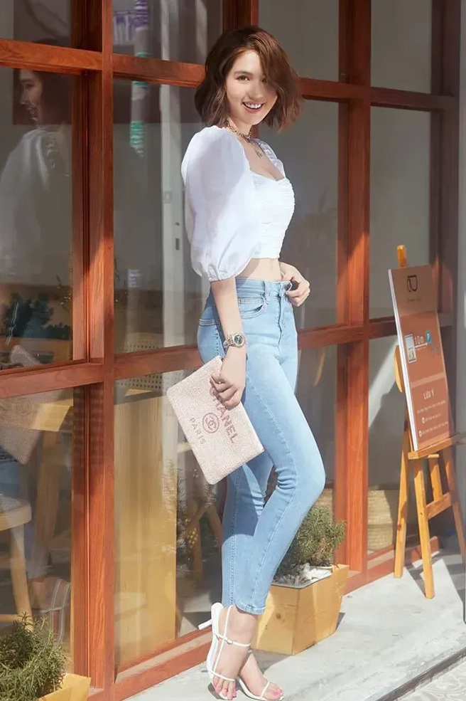 Gái xinh tóc dài đeo kính cute khoe vẻ ngoài thanh thoát vừa nhẹ nhàng vừa cá tính