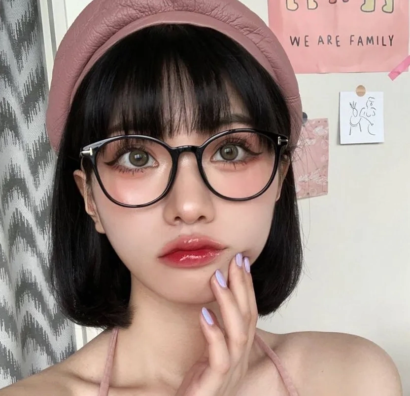 Gái xinh tóc ngắn bikini đứng bên hồ bơi với dáng vẻ tự tin đầy mê hoặc