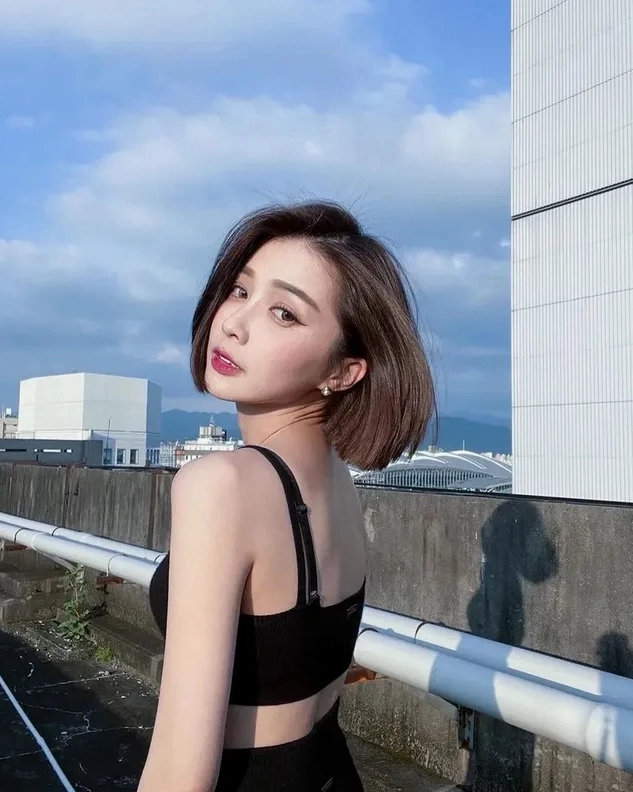 Gái xinh tóc ngắn bikini với vẻ mặt bí ẩn và quyến rũ khó cưỡng