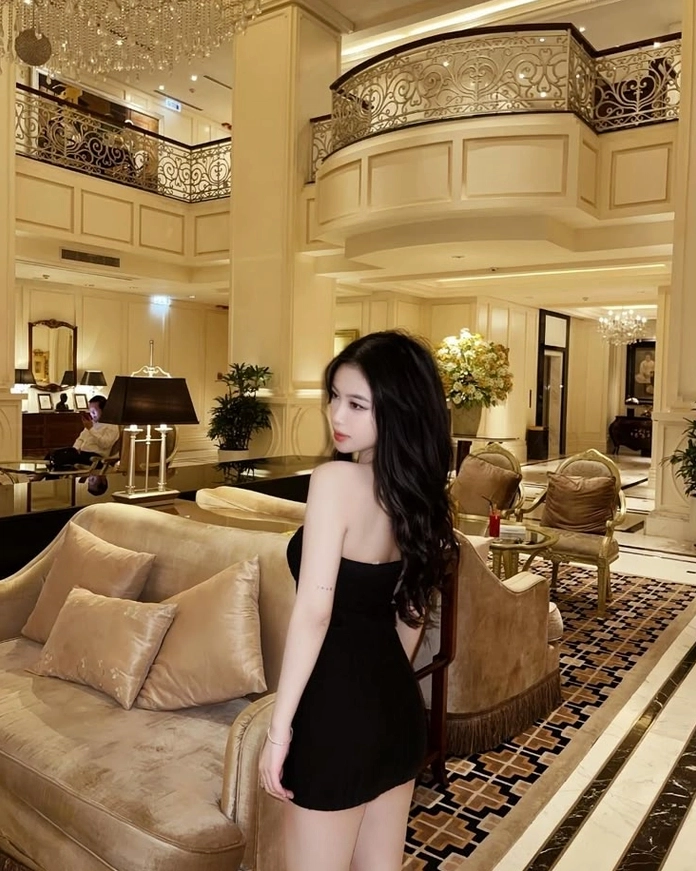 Gái xinh Trung Quốc mặc váy ngắn thanh lịch sang trọng