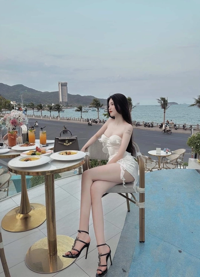 Gái xinh Trung Quốc mặc váy ngắn thời thượng cá tính