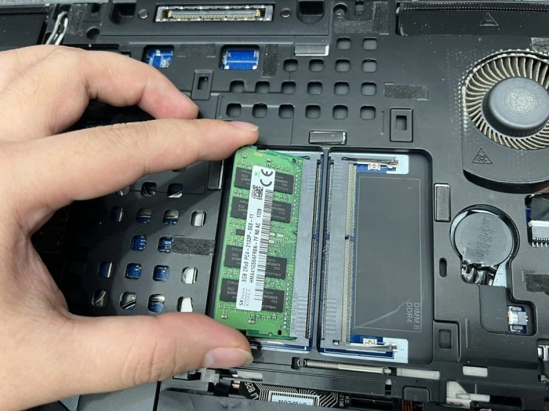 Hướng dẫn chi tiết cách tắt máy tính laptop khi bị đơ an toàn nhất năm 2026 26 Gắn thêm thanh RAM mới vào bo mạch