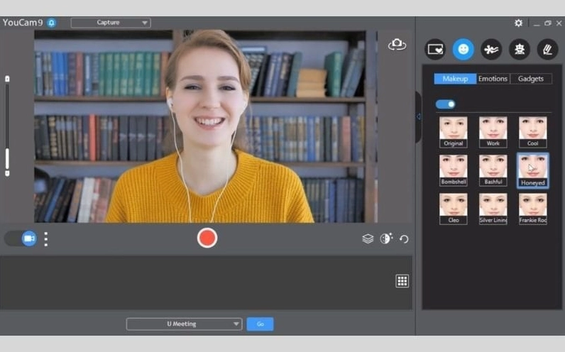 Giao diện ứng dụng CyberLink YouCam với các hiệu ứng làm đẹp