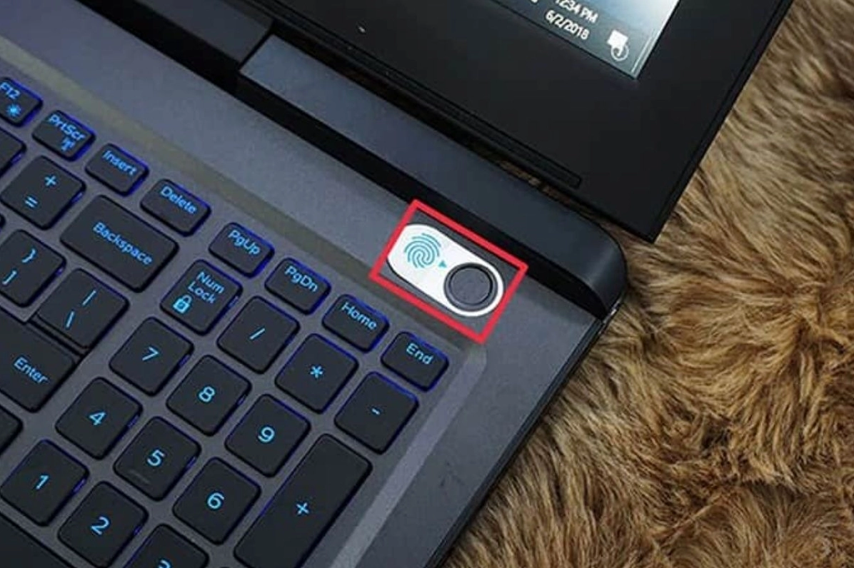 Hướng dẫn chi tiết cách tắt máy tính laptop khi bị đơ an toàn nhất năm 2026 17 Giữ chặt nút nguồn trên thân máy