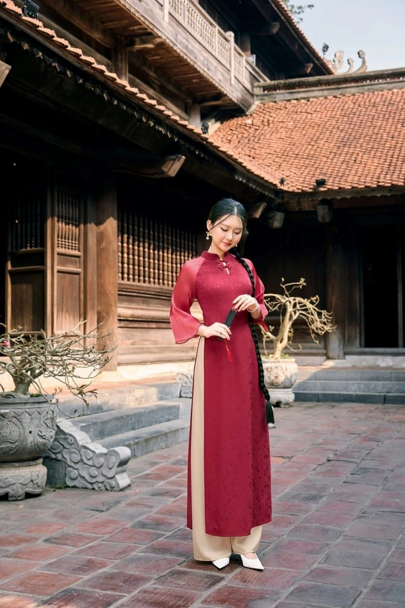 Góc chụp nghệ thuật bắt trọn khoảnh khắc tung bay của tà áo dài tết