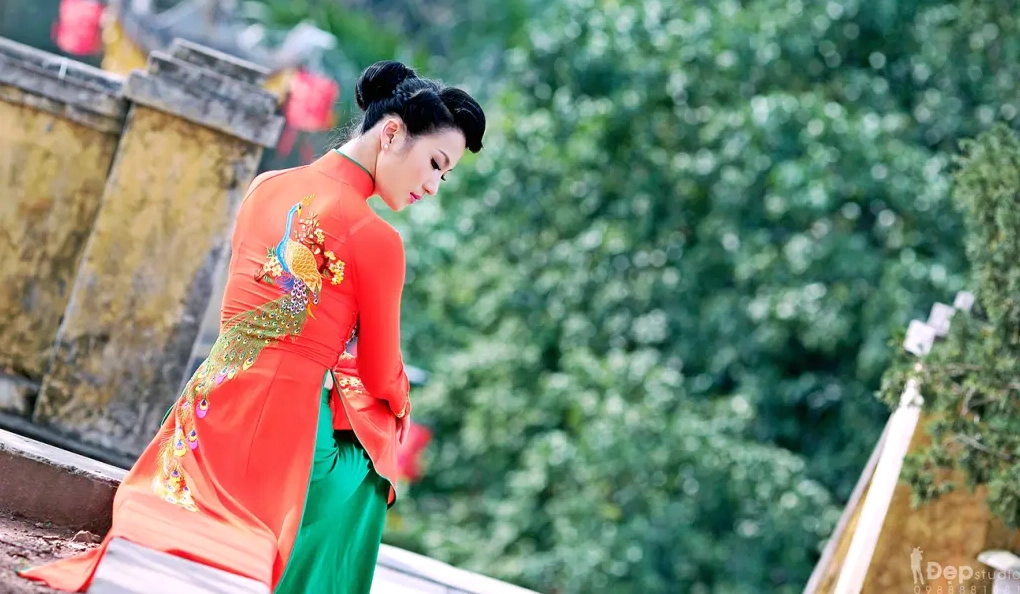 Góc nghiêng thần thánh của cô nàng hot girl trong bộ áo dài truyền thống