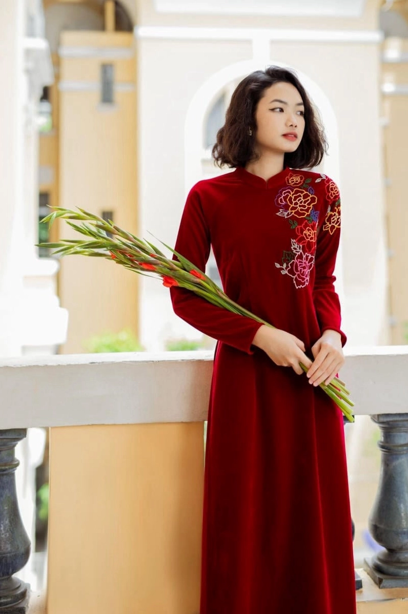 Góc nghiêng thần thánh của cô nàng khi diện áo dài tết truyền thống