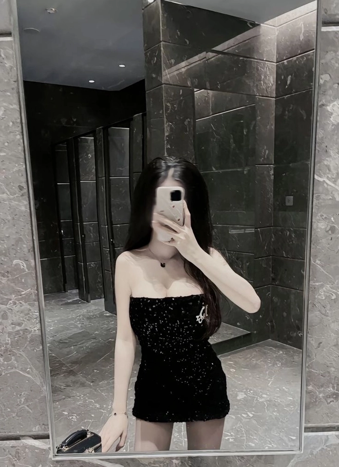 Góc phố trở nên bừng sáng với phong cách street style váy ngắn