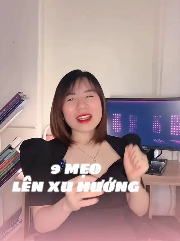 Gương mặt thanh tú với biểu cảm nhẹ nhàng của cô gái trong bộ đồ hello kitty