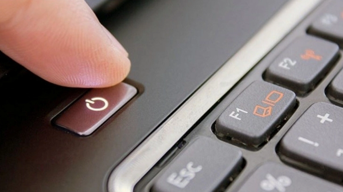 Hướng dẫn chi tiết cách tắt laptop đúng cách giúp bảo vệ tuổi thọ thiết bị an toàn tuyệt đối 2 Hành động giữ nút nguồn khoảng 5 đến 10 giây để tắt máy ép buộc