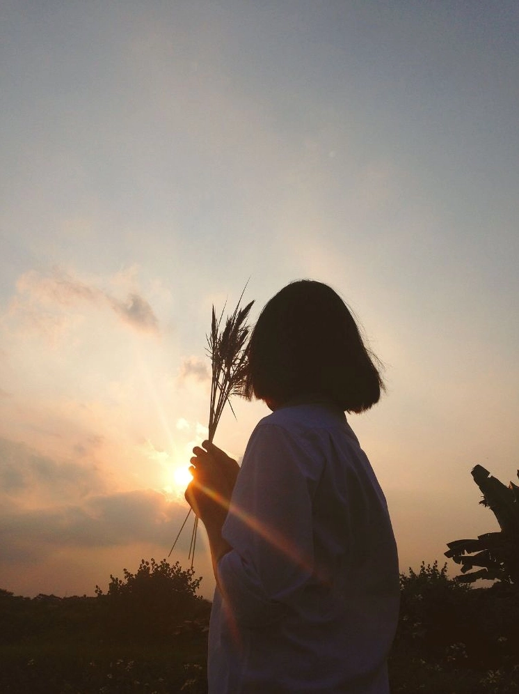 Bộ sưu tập hình ảnh cô gái tóc dài buồn đẹp tĩnh lặng 4 Hình ảnh buồn của con gái khi đứng một mình