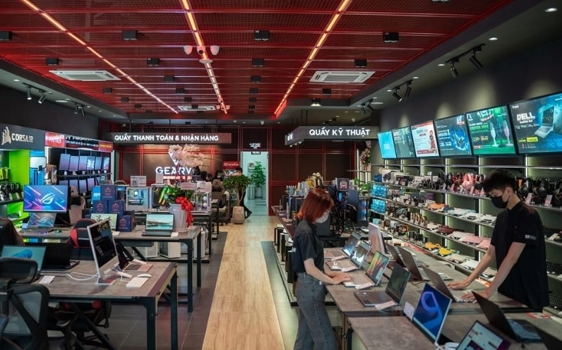 Hình ảnh các mẫu laptop đa dạng kích thước màn hình tại cửa hàng