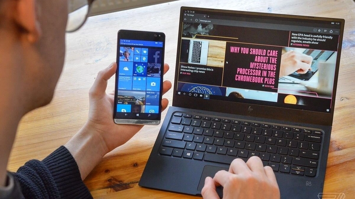 Hình ảnh chiếc điện thoại và máy tính xách tay đã được kết nối thành công