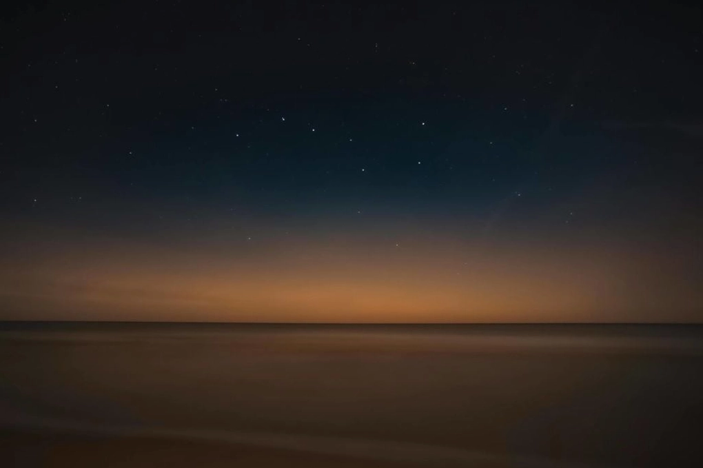 Bộ sưu tập hình ảnh cô gái buồn trong đêm đầy cảm xúc 13 Hình ảnh cô gái buồn bã cầm ly rượu vang một mình