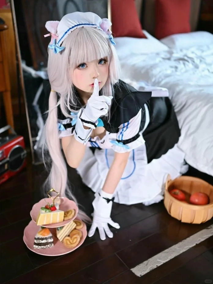 Hình ảnh cô gái cosplay anime với biểu cảm vô cùng đáng yêu