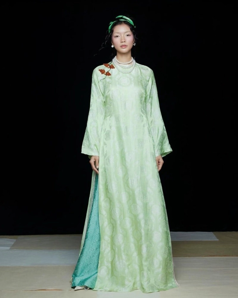 Hình ảnh cô gái xinh đẹp rạng rỡ trong tà áo dài tết duyên dáng