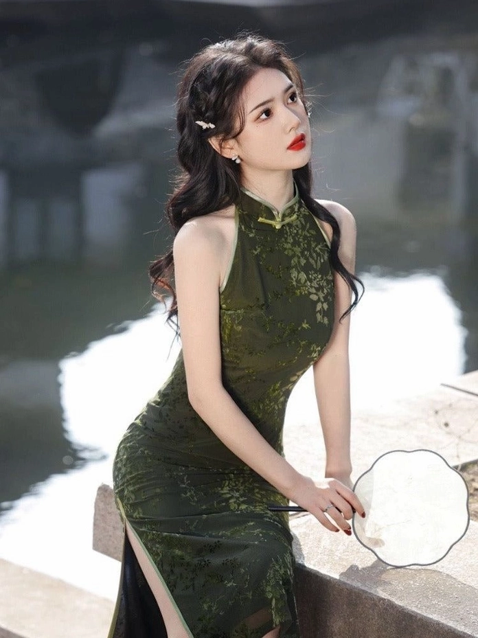 Hình ảnh cô nàng mặc sườn xám với vẻ ngoài vô cùng cuốn hút