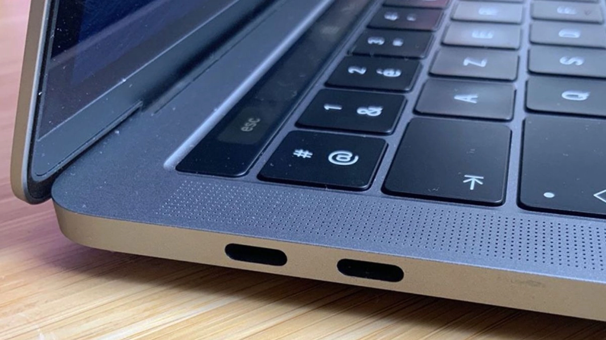 Hướng dẫn chi tiết cách cài đặt máy chiếu cho laptop nhanh chóng và đơn giản nhất 3 Hình ảnh cổng kết nối USB-C phổ biến trên các dòng máy MacBook hiện đại