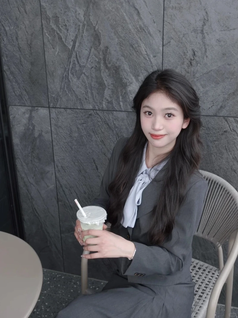 Hình ảnh gái mặc đồ công sở nổi bật với phong cách chuyên nghiệp